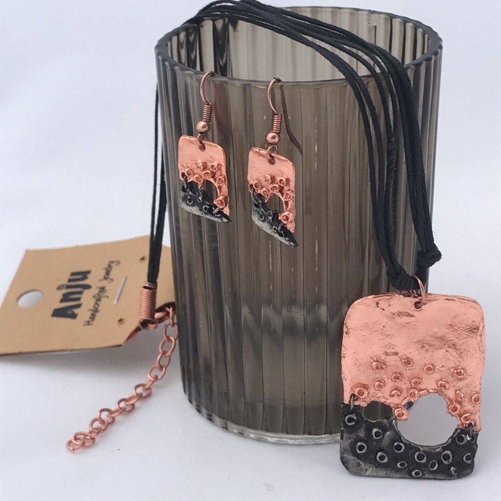 NWT ANJU Handcrafted rose jewelry set - Picture 1 of 3